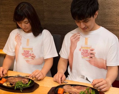 日清泡麵周邊《看起來像在吃泡麵的T恤》雖然很蠢但我有點想買啊(眼睛發亮)