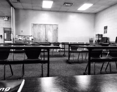 老師面對空教室《NO SHOW學生們》推特上-崩╰(〒皿〒)╯潰-結果爆紅w