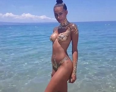 太過性感《金屬質感比基尼》到底算泳衣還是算飾品？