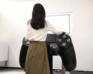《巨大化PS4手把》打電動順便練手臂唷