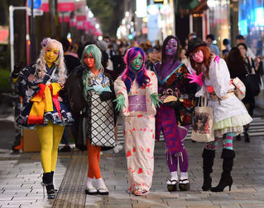 《異色肌辣妹》和裝現身表參道發信日本特有的卡哇伊文化
