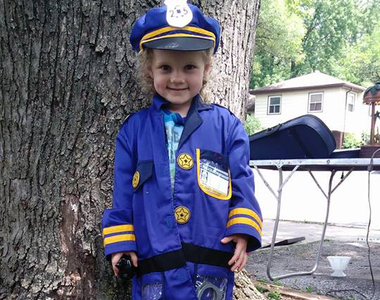 萌萌噠《賺錢買警察制服的3歲女孩》警察叔叔阿姨都特地來光顧