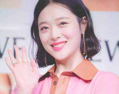 網友批《這衣服超像做闌尾手術的手術服》話題女王雪莉又引爆討論了......