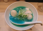 日本東京「拉麵 吉法師」《藍綠色湯底的拉麵》招牌湯底唷 日本東京「拉麵 吉法師」《藍綠色湯底的拉麵》招牌湯底唷