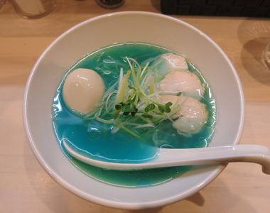日本東京「拉麵 吉法師」《藍綠色湯底的拉麵》招牌湯底唷