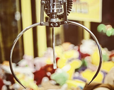 《夾娃娃機的秘密》覺得機器是故意的？其實它真的是（指）