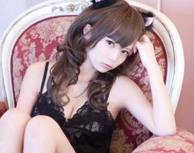 巨乳COSER早瀬みる《張貼性感照片騙錢》可是大家被騙得很開心耶……