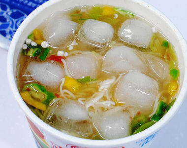 日清泡麵夏季限定《鯛魚柚子風味素麵》加冰塊冷冷的也可以吃喔