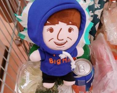 想買還不一定有《比藝人還紅的PD娃娃》你叫站在一旁的BTS情何以堪ㅋㅋ