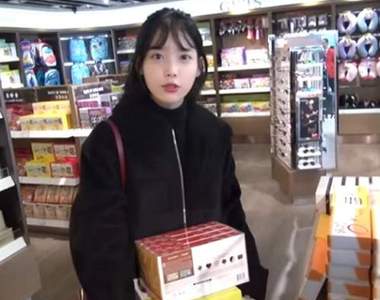 就是如此暖心《IU在機場裡的貼心行為被人讚爆》知道為什麼IU這麼愛在機場買零食嗎？