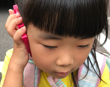 時代隔閡 現在年輕人《不知道錄音帶怎麼聽》直接貼在耳朵上聽是聽不到的啦....