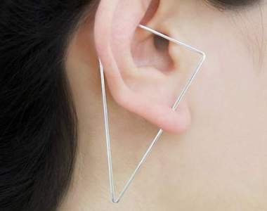 幾何耳環《Ear Clmbers》會讓人誤以為自己穿了好幾個耳洞
