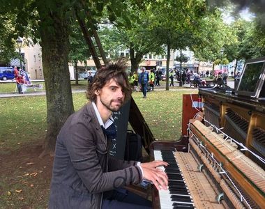 《鋼琴師彈琴彈到女友出面為止》到底是癡情還是癡漢呢？