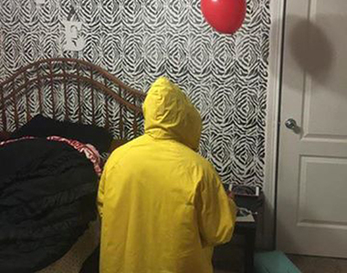 女兒去看《牠》爸爸穿黃色外套拿紅氣球等女兒回家 ｡◕‿◕｡ 