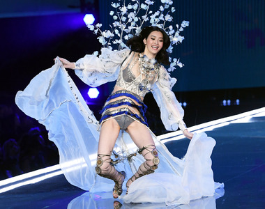 《維多利亞的秘密2017》終於出現在舞台上仆街的模特兒...