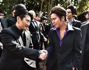 黑道大哥集結《其實是女扮男裝COSPLAY聚會》裡面只有一人生理是男的……