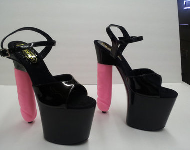 真的是《超屌高跟鞋》這可是ManBabe的情色藝術創作呦