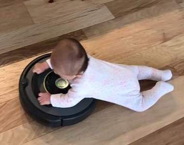 最強構圖《嬰兒×掃地機器人》是傳說中乘著Roomba降落的天使嗎ww