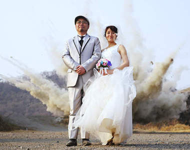 《爆炸婚紗照》特攝風格的結婚紀念保證永生難忘
