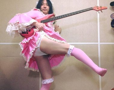 H.J.Freaks《搞怪女裝大叔》別看他這樣～人家可是超強BASS手啊啊啊啊～～