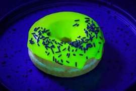 真的能吃《夜光甜甜圈Glonut》能在夜晚發光的原因是？
