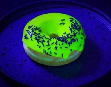 真的能吃《夜光甜甜圈Glonut》能在夜晚發光的原因是？