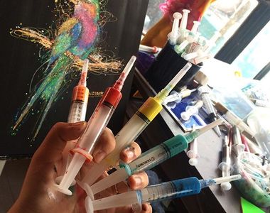《針筒作畫》護士畫家使用打針的針筒畫出一幅幅美麗的作品