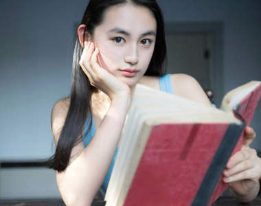 大注目的廣告美少女《八木莉可子》才15歲的寶礦力女孩