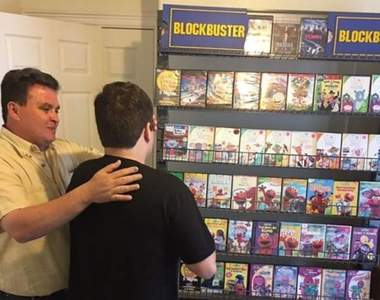 感人《父母為自閉症兒蓋迷你版百視達》只要你開心再辛苦爸媽都願意做