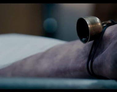 恐怖電影《驗屍官》當屍體上的鈴鐺開始噹...噹...噹～