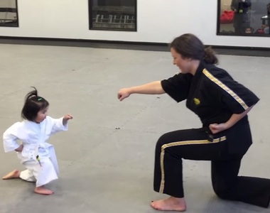 3歲跆拳道學徒 跟著教練一口令一動作超可愛影片