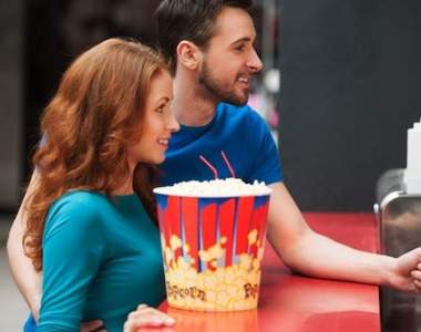 網友發明神招告訴你《如何偷渡食物進電影院》不過這招...限定女生使用ww