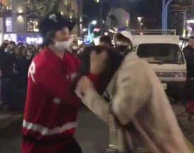 玩的太過火《韓國街頭藝人拉女生頭髮當舞蹈》這麼炎上的事還當眾表演