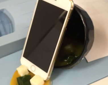 《打翻味噌湯手機座》超逼真食品模型技術再上一層樓