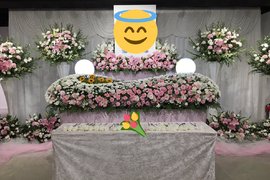 《Re:CREATORS角色告別式》展示性感掛軸讓粉絲緬懷角色 《Re:CREATORS角色告別式》展示性感掛軸讓粉絲緬懷角色