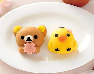 《拉拉熊櫻花和菓子》越是可愛越想惡搞?小雞被捏成香蕉了啦~