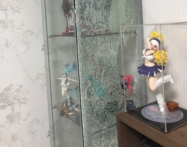 快要崩潰惹《韓國宅宅動漫櫃碎掉》第一步就要抉擇先救誰出來