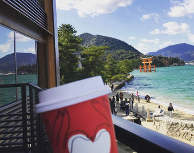 日本第一間《要坐船去的星巴克》還能眺望嚴島神社海上大鳥居的絕景