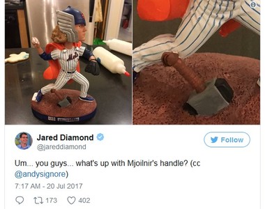 《雷神之錘怪怪der》棒球投手「雷神」的錘子讓球迷露出詭笑...