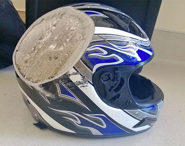 《救人一命的安全帽》這就是為什麼你應該要戴安全帽...