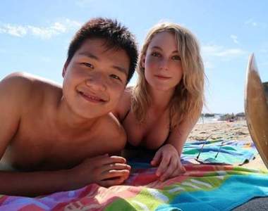 《加拿大正妹實況主交了亞裔男友》酸民諷：妳男友下面很小吧