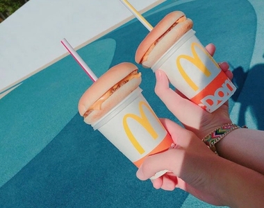 日本JK怪流行《飲料吸管串漢堡》這樣會比較好吃嗎?