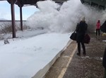 《暴雪隔天的頭班火車》這時候站第一排直接不用上班了... 《暴雪隔天的頭班火車》這時候站第一排直接不用上班了...