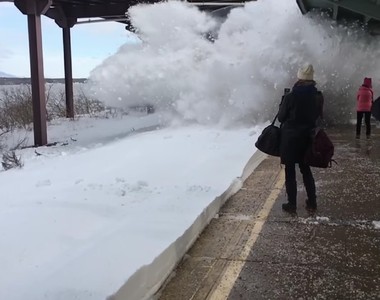 《暴雪隔天的頭班火車》這時候站第一排直接不用上班了...