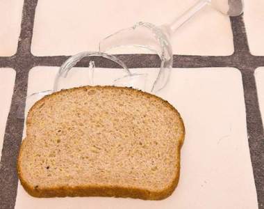 《高手不願分享的應用大全》用麵包可以清碎玻璃你知道嗎？