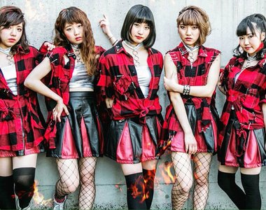 變態粉絲闖禍《強吻強抱偶像遭驅逐》驅逐了事的話大家都去親一親了吧……