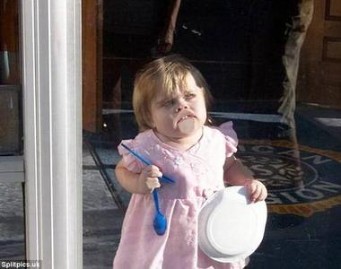 《臉貼在玻璃上的小鬼們》這些是哪來的奇行種?