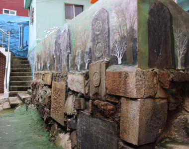 《韓國版聖托里尼》走近一看這石階怎麼感覺像墓碑?