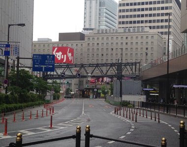 日本建築太嚇人《一夜之間蓋出一座天橋》這座橋前一天還沒有的啊...