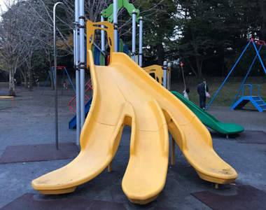 處刑級遊具《香蕉溜滑梯》股間直擊噴淚必致的危險遊具